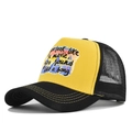 Détail d'une casquette trucker jaune avec texte de chanson et filet de ventilation - Réglable / Noir Jaune