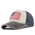 Dettaglio della stampa bandiera USA e bordo sfilacciato su cappello baseball vintage - caffè