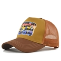 Détail d'une casquette trucker en mesh avec citation de film et tons terreux marron - Réglable / Couleur caramel