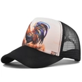Dettaglio del cappello trucker con stampa di gallo colorato e retro a rete nera - Regolabile / Gallo Nero