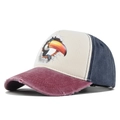 Vintage baseballpet met toekanprint, versleten rand en driekleurig patchwork ontwerp - Verstelbaar / Bordeauxrood