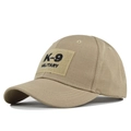 Detailaufnahme der khakifarbenen Taktik-Cap mit K-9 Stickerei und Ripstop-Gewebe - Verstellbar / Khaki