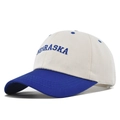 Detail der NEBRASKA Bestickung auf einer cremefarbenen und blauen Baseballkappe - Off-White Und Blau