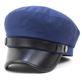 Dames marinepet in donkerblauw met een zwarte leren klep en gouden metalen knopen - M (56-58cm) / Blauw
