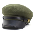Detailweergave van de legergroene militaire pet met zwarte leren klep en gouden knopen - M (56-58cm) / Groen