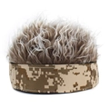 Dettaglio del cappello con visiera mimetica e parrucca marrone per feste in maschera - Cappello Landlord / Khaki Digitale con Capelli Caffè