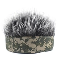 Dettaglio del cappello mimetico con folti capelli sintetici grigio argento sulla parte superiore - Cappello Landlord / Verde Digitale con Capelli Grigi