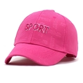 Detail der rosa Baseballkappe mit 3D SPORT Stickerei und geprägter Buchstabenstruktur - M (56-58cm) / Fuchsia