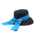 Cappello di paglia nero da donna a tesa larga con elegante fiocco in nastro blu - M (56-58cm) / Nero