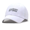 Detailansicht der weißen Baumwoll-Baseballkappe mit schwarzer SPORT-Stickerei - M (56-58cm) / Weiß