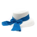 Dettaglio della trama intrecciata e del grande fiocco blu scuro su questo cappello di paglia - M (56-58cm) / Bianco