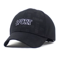 Nahaufnahme der schwarzen Sport-Baseballkappe mit weißem 3D-Stick und dezenten Mustern - M (56-58cm) / Schwarz