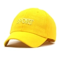 Detailansicht der gelben Sportkappe mit SPORT-Stickerei und dezenten Ton-in-Ton-Drucken - M (56-58cm) / Gelb