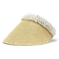 Gedetailleerde close-up van strooien zonnehoed met elegante parels op de brede rand - M / Beige