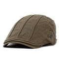 Dettaglio del cappello piatto in cotone marrone con logo metallico laterale e trama fine - M (56-58cm) / Verde