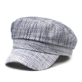 Vista dettagliata della trama in tweed bianco e blu di un berretto stile marinaio da donna - M (56-58cm) / Nero