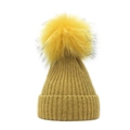 Details der senfgelben Strickmütze mit einem flauschigen Kunstfell-Bommel an der Spitze - M (56-58cm) / Gelb