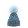 Details der blauen Strickmütze mit glitzerndem Silbergarn und weichem Bommel-Akzent - M (56-58cm) / Himmelblau