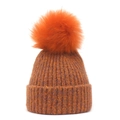 Berretto in maglia arancione e viola con grande pompon in ecopelliccia e risvolto - Arancione