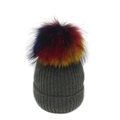 Bonnet en tricot gris foncé pour femme avec un pompon coloré en fausse fourrure douce - M (56-58cm) / Vert foncé