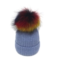 Bonnet en tricot pour femme en violet clair avec un pompon en fausse fourrure coloré - M (56-58cm) / Bleu clair