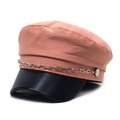 Berretto newsboy rosa con visiera in ecopelle nera e catena argentata su sfondo bianco - Rosa scuro