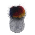 Bonnet en tricot gris avec un grand pompon en fausse fourrure coloré sur fond blanc - M (56-58cm) / Gris clair