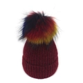 Bonnet d'hiver en tricot côtelé bordeaux avec un pompon en fausse fourrure multicolore - M (56-58cm) / Bordeaux