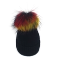 Détail du bonnet d'hiver en maille côtelée noire avec un pompon en fourrure multicolore - M (56-58cm) / Noir