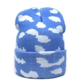 Bonnet en tricot bleu pour femme avec motifs de nuages blancs pour automne et hiver - M (56-58cm) / Bleu