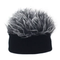 Dettaglio della trama a coste e delle ciocche di capelli sintetici grigi sul cappello - Taglia unica / Nero + Grigio