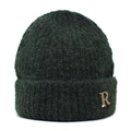 Détail d'un bonnet en maille épaisse vert foncé orné d'un logo métallique R doré - M (56-58cm) / vert foncé