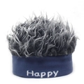 Dettaglio macro della fascia in maglia blu con ricamo Happy e parrucca grigia folta - Taglia unica / Base Blu + Pelliccia Grigia