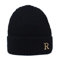 Détail du bonnet en tricot noir avec lettre R en métal doré sur bord large plié - M (56-58cm) / Noir