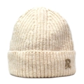 Détail d'un bonnet en maille crème avec un pendentif lettre R doré et texture côtelée - M (56-58cm) / Beige