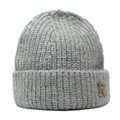Détail du bonnet en maille gris foncé avec texture côtelée et badge métallique lettre R - M (56-58cm) / Gris