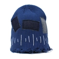Berretto in maglia blu scuro invecchiato con ricamo a righe e toppe in denim - M (56-58cm) / Blu navy