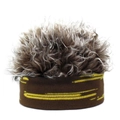Détail du bandeau tricoté avec des accents jaunes et une perruque grise synthétique - Café + Fausse Fourrure Café