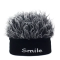 Bonnet noir en tricot style hip-hop avec perruque grise et broderie smile - Taille unique / Noir + Gris