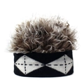 Dettaglio del cappello creativo con capelli sintetici grigi e fascia in maglia a rombi - M (56-58cm) / Argyle Grande + Capelli Marroni