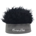 Bonnet tricoté créatif avec cheveux de perruque noirs et broderie Smile en gris et noir - Taille unique / Gris + Noir
