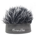 Bonnet tricoté avec perruque gris argenté, broderie Smile et cheveux longs - Taille unique / Gris+Gris
