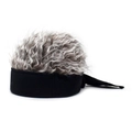 Vue détaillée d'une perruque bouclée grise sur un bandeau en tissu noir - Réglable / Cheveux Marron Café (Base Noire)