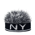 Dettaglio del berretto parrucca creativo con pelliccia sintetica grigia e lettere NY a maglia - Regolabile / NY Nero Grigio