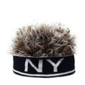 Dettaglio del cappello in maglia con ricamo NY e parrucca sintetica marrone soffice - Regolabile / NY Nero Caffè