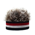 Detalle de gorro de punto a rayas con peluca rizada marrón claro para fiestas - Rayado Rojo Negro + Peluca Café