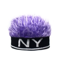 Dettaglio di fascia nera in maglia con ricamo NY e parrucca in finta pelliccia viola - Regolabile / NY Nero Viola