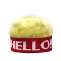 Détail du bonnet rouge avec texte HELLO blanc et faux cheveux jaunes duveteux - HELLO + Jaune