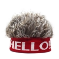 Détail de la perruque argentée et du bandeau tricoté rouge avec l'inscription HELLO!! - HELLO + Café