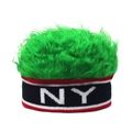 Dettaglio del berretto parrucca verde creativo con scritta New York NY e trama a maglia - Regolabile / NY Nero Bordo Rosso Verde